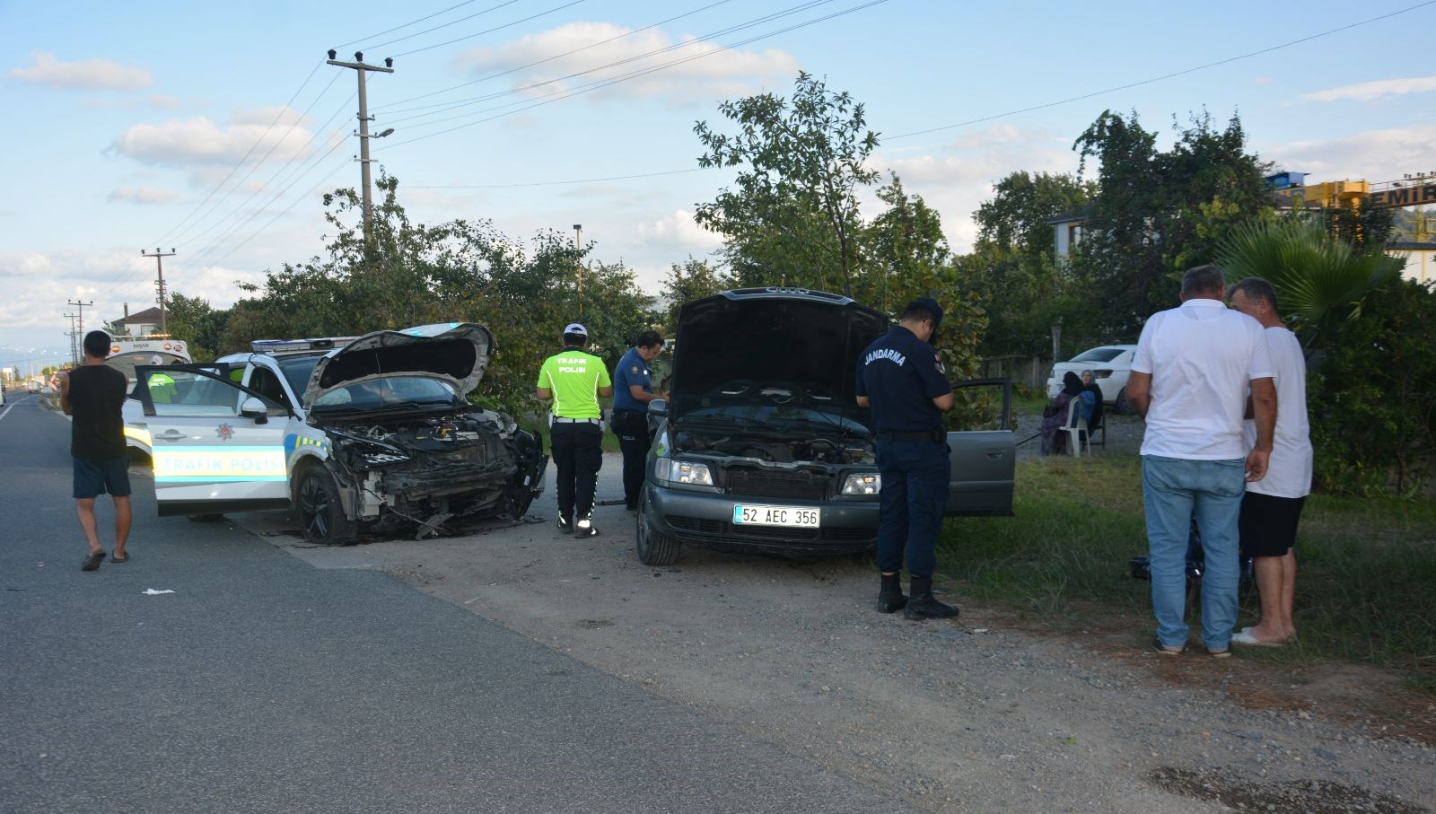 dugun konvoyundaki aracpolis aracina carpti QUUdx5xQ
