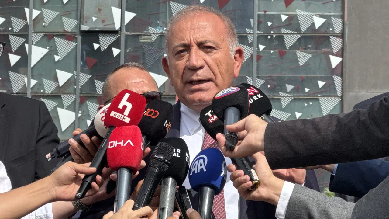 kayyum gursel tekin yine chpnin eski il binasina geldi ozgur ozel gelmeden binadan ayrildi px7URrjA