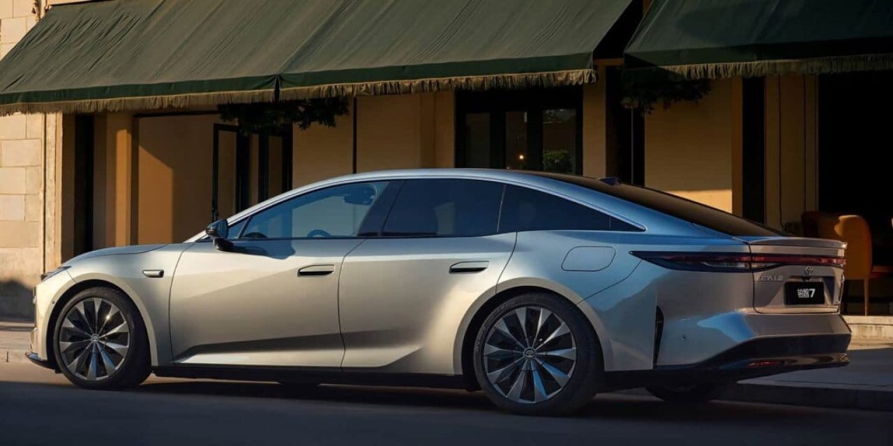 yeni bir toyota geliyor huawei ve xiaomi teknolojisiyle donatildi 8RSVVA3k