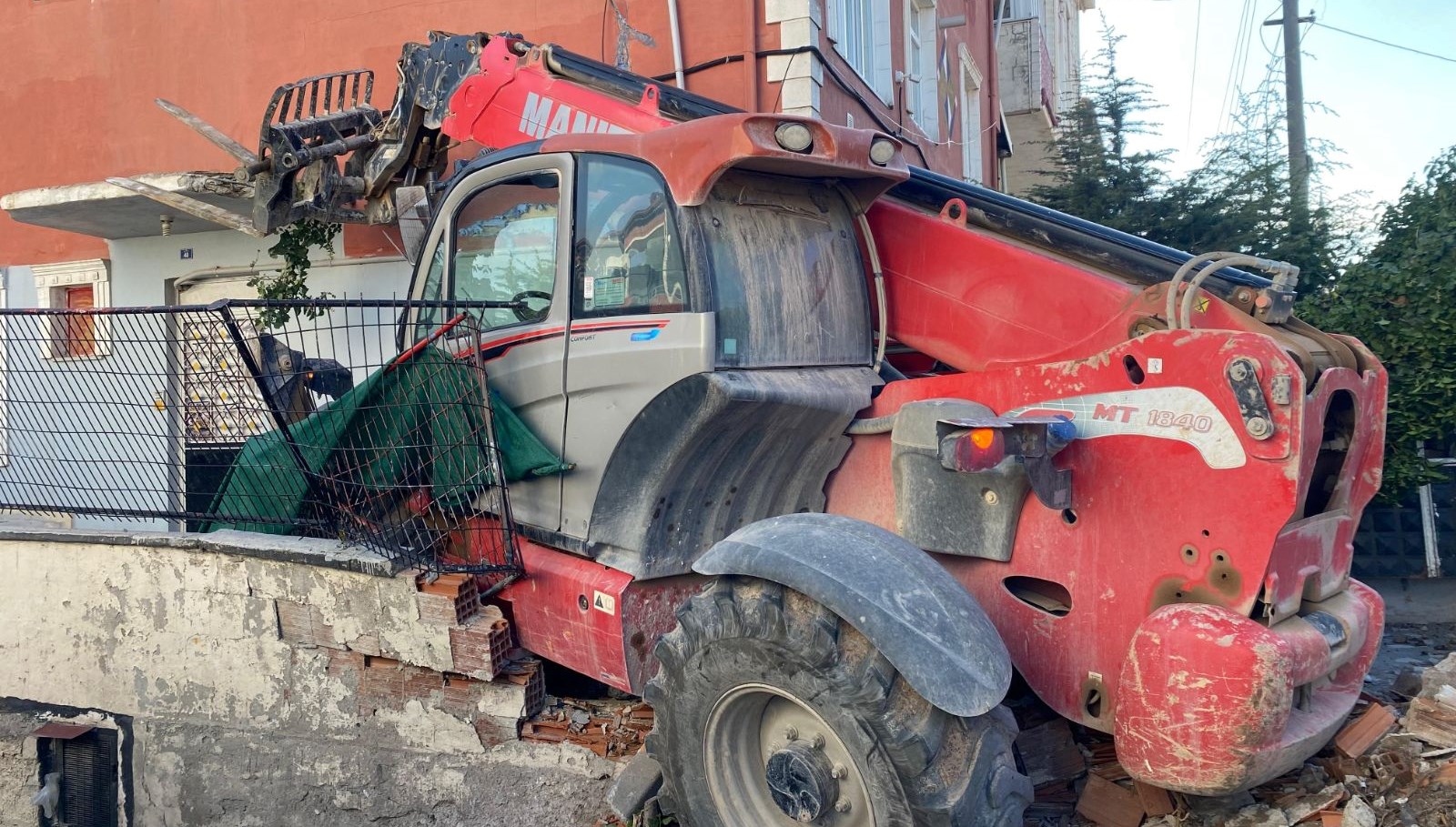 yokus asagi kontrolden cikan is makinesi dehset sacti 2si cocuk 4 yarali kIE286dE