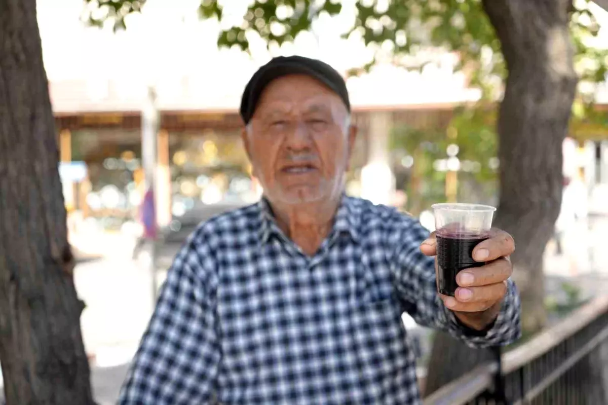 86 yasindaki usta 40 yildir dogal karadut suyu satiyor ewgsdEb8.jpg