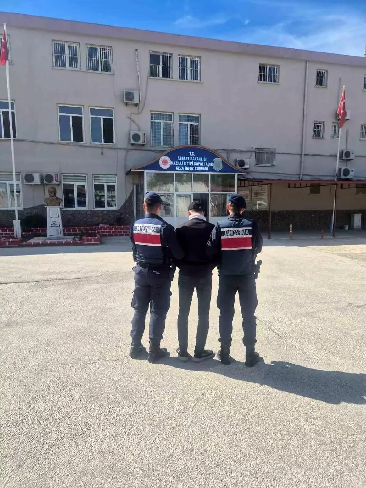 aranan hirsiz jandarma tarafindan yakalandi XXdpXNS7.jpg