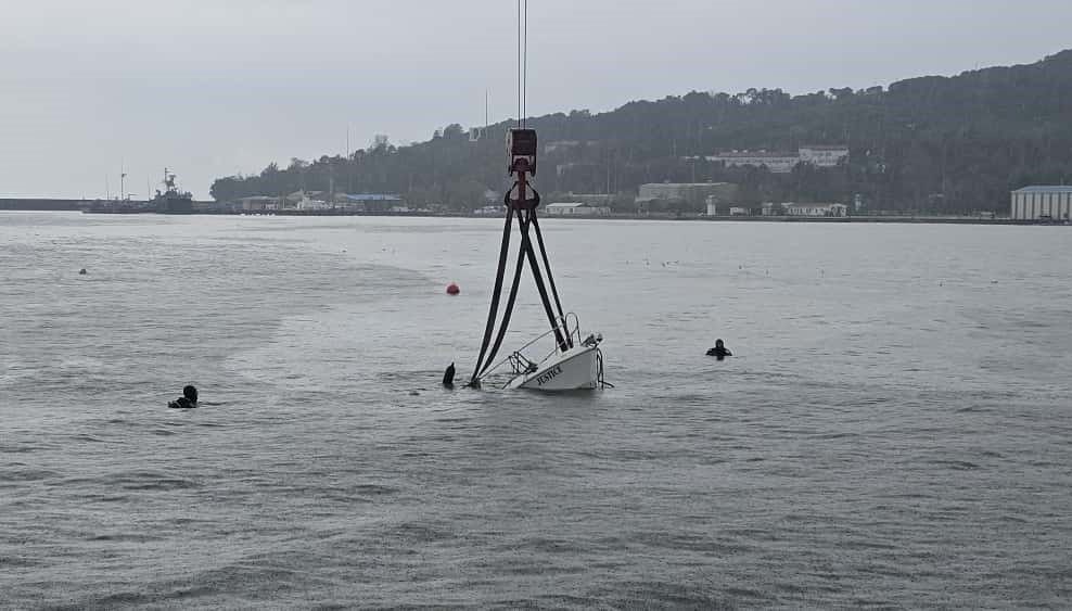 firtinada batan mini yat vinc yardimiyla karaya cikarildi iCddtKab