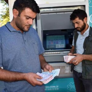 genclerden ornek davranis bulduklari parayi iade ettiler nacrsVuz.jpg