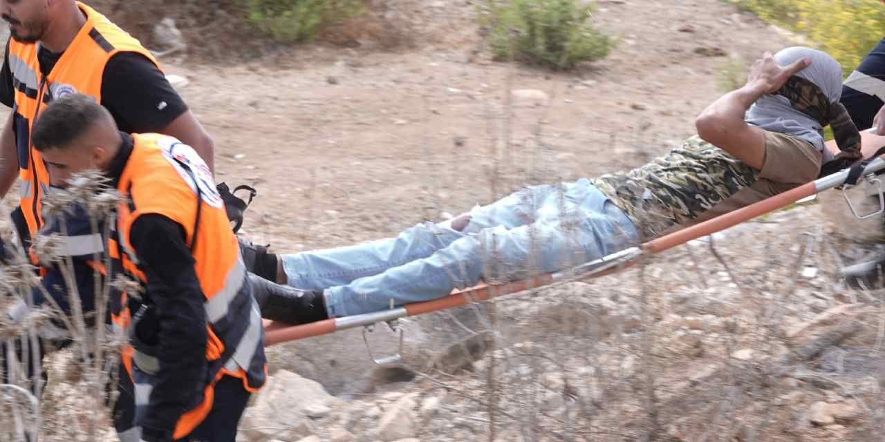 israil askerleri sevinmeyin diyerek filistinli kalabaliga saldirdi XTZ3fCEH.jpg