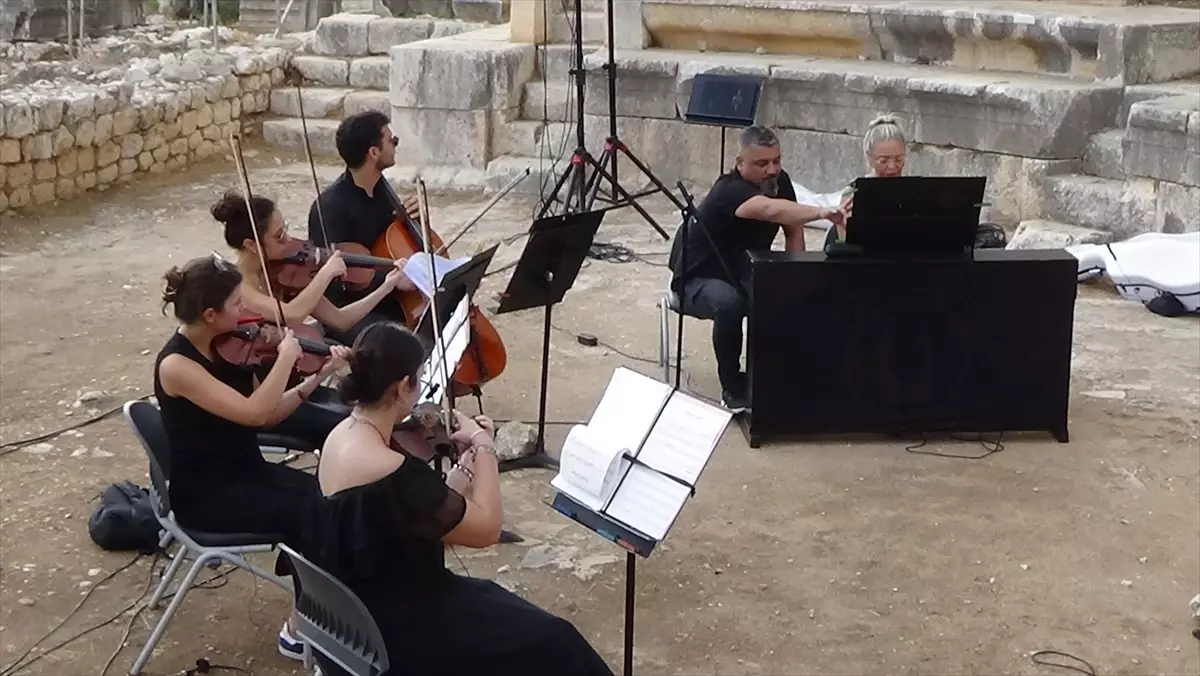 mersinde antik kent konserle senlendi U9wAAZxb