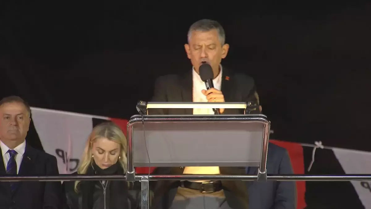 ozgur ozelden sert elestiriler FCqnVaZ2