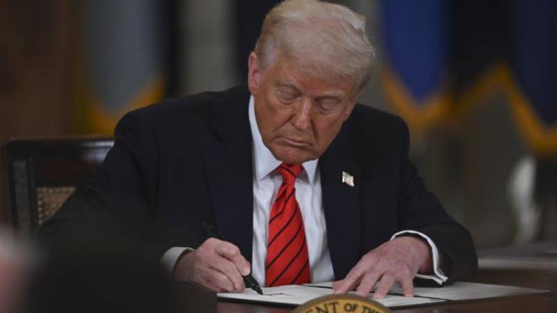 trump ithal kamyon ve otobuslere tarife getirilmesini ongoren bildiriyi imzaladi I1gvmvqY.jpg