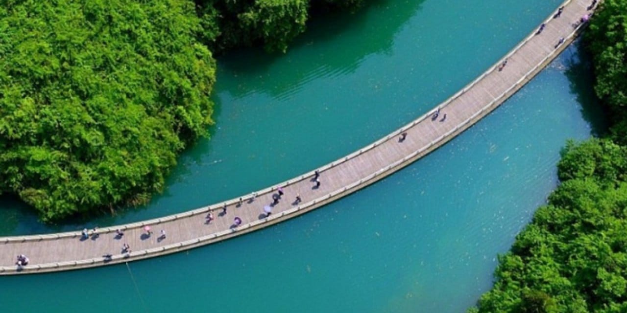 Altından Akan Nehir ve Yüzen Köprüdeki Korkutucu Kaza Unutulmuyor